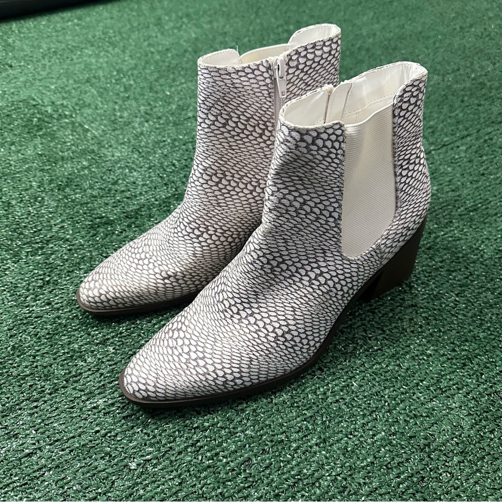 The Limited Kiki Chelsea Booties White Brown Snakeskin Look Sz 8M